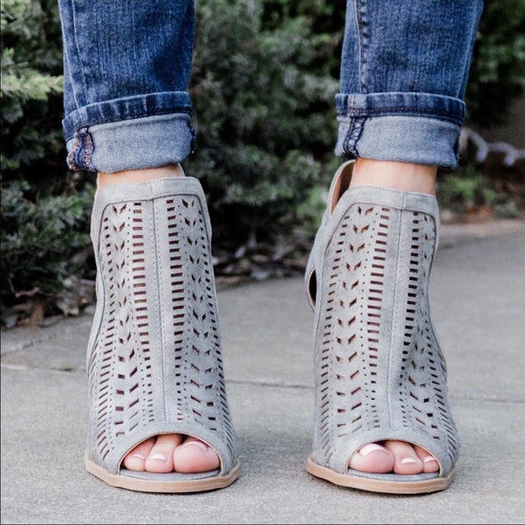 🔥 LAST PAIR Size 8 🔥Carly Suede Peep Toe Bootie - Picture 4 of 4